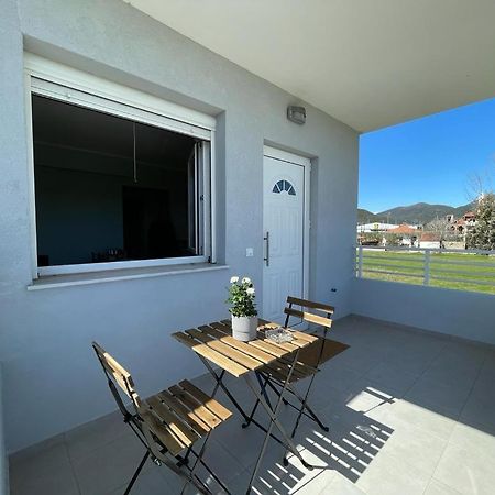 The Breeze & Sunlight Apartment Vrasná Esterno foto